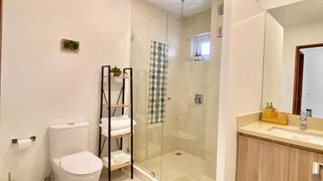 Baignoire, articles de toilette écologiques, séchoir à cheveux