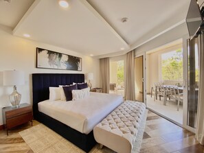 3 dormitorios, caja fuerte, escritorio y tabla de planchar con plancha