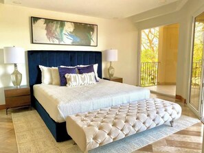 3 dormitorios, caja fuerte, escritorio y tabla de planchar con plancha