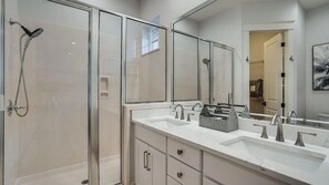 Bañera con ducha, secador de pelo, toallas, jabón