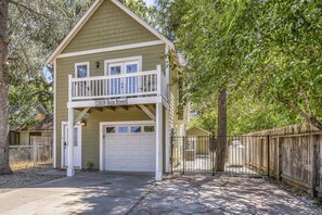 Front of property. Main house at the front. Enter property thru right side gate