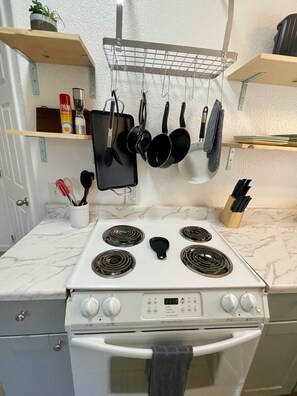 Refrigerador, microondas, horno y parrilla de estufa