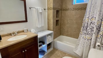 Ensemble douche/baignoire, sĂšche-cheveux, serviettes fournies, savon