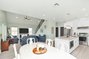 Interior - La Buena Brisa - Galveston Beach and Bay Views (Galveston)