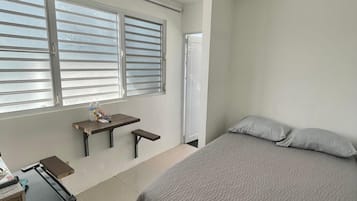 开间套房, 1 张双人床, 露台, 城市景观 | 1 多间卧室、熨斗/熨衣板、免费 WiFi