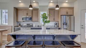 Een koelkast, een microgolfoven, een oven, een kookplaat