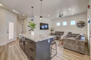 Interior - Brand New | 3 Bed | lazy river | pool | minigolf | Q (Washington)