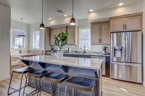 Fridge, microwave, oven, stovetop - Brand New | 3 Bed | lazy river | pool | minigolf | Q (Washington)