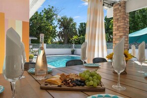 Outdoor dining - Chic Villa, huge heated pool & Spa, Nr Brickell. (Miami)