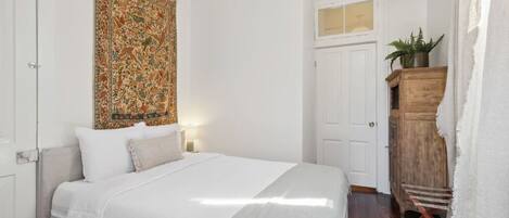 2 slaapkamers, een bureau, een strijkplank/strijkijzer, reisbedje