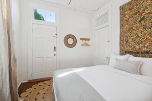 2 bedrooms, desk, iron/ironing board, travel crib - Under The Oaks 2 - NOLA 2BR/1BA (New Orleans)