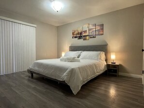 6 bedrooms, desk, iron/ironing board, free WiFi