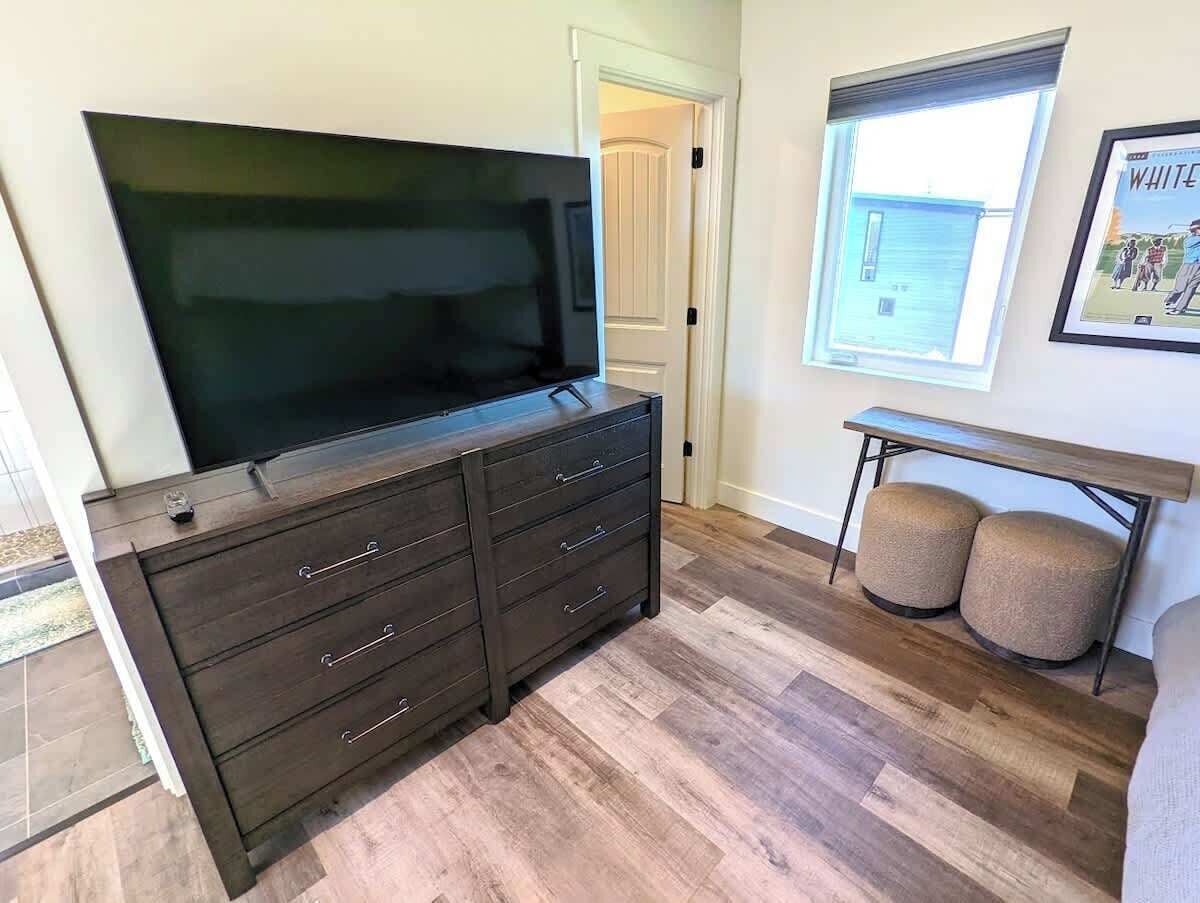 TV, fireplace, offices
