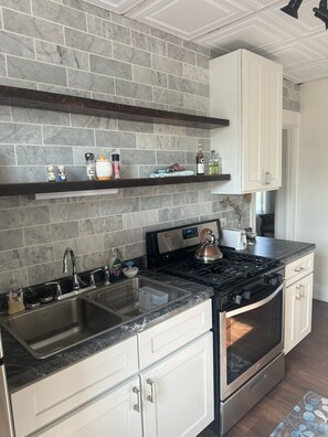 Kylskåp, mikrovågsugn, ugn och spishäll