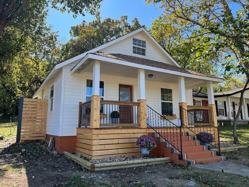 The Archer House - 1 Block from Spring River.  2 Bedrooms + Loft Bedroom!  