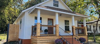 The Archer House - 1 Block from Spring River.  2 Bedrooms + Loft Bedroom!  