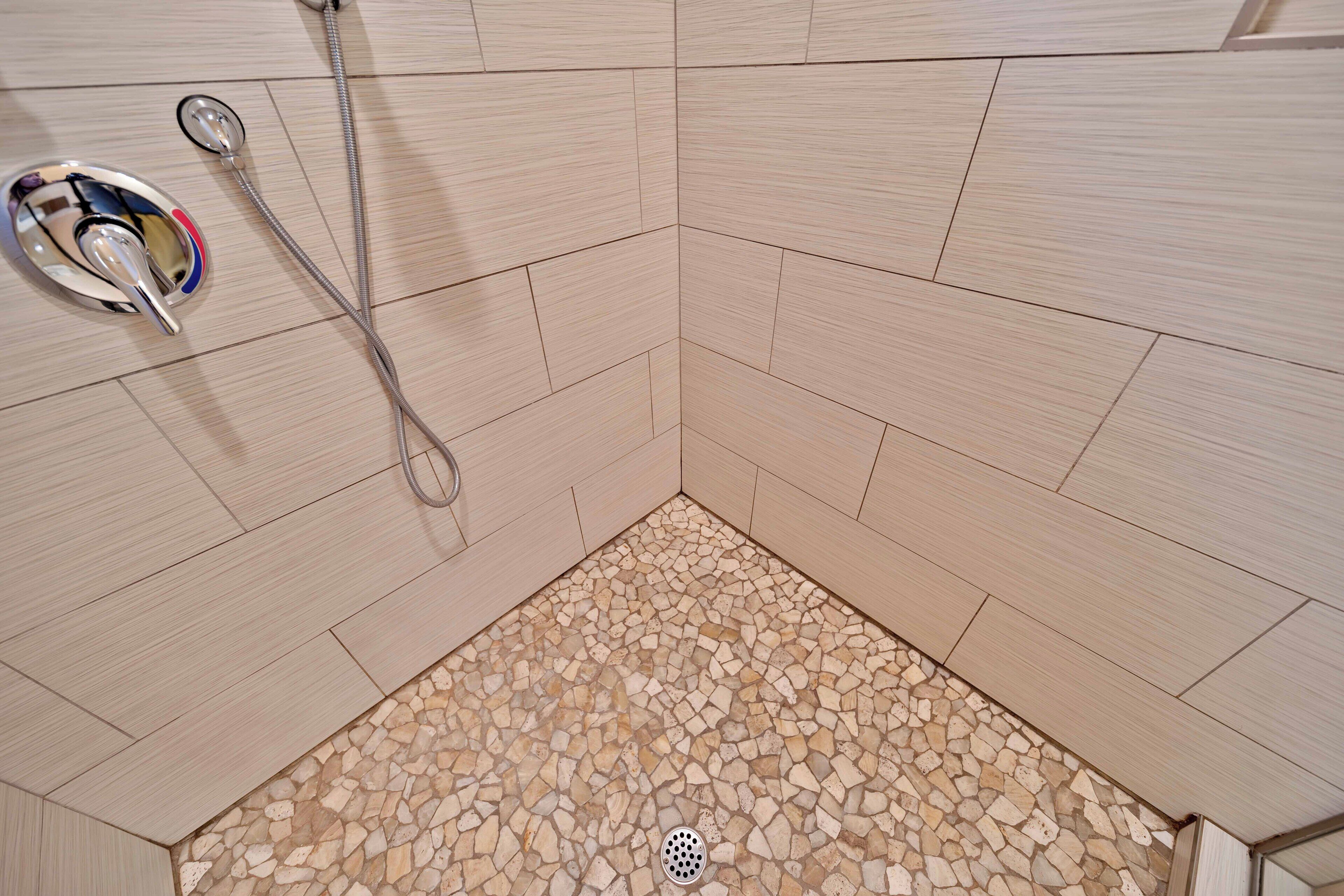 Suihku, hiustenkuivaaja, pyyhkeet