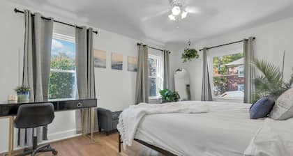 King Bed Game Room Free Parking Perfect Location