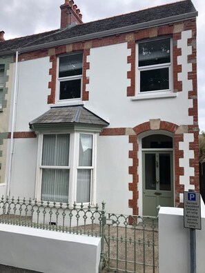 Exterior - Modern and specious holiday home. Great location (Tenby)