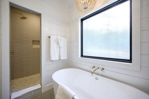 Bathtub, hair dryer, towels - Chicken and Waffles Cabin Retreat w Hot Tub, Fire Pit , Fireplace & Deer Watch (Broken Bow)