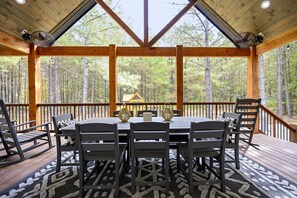 Outdoor dining - Chicken and Waffles Cabin Retreat w Hot Tub, Fire Pit , Fireplace & Deer Watch (Broken Bow)