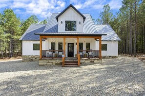 Exterior - Chicken and Waffles Cabin Retreat w Hot Tub, Fire Pit , Fireplace & Deer Watch (Broken Bow)