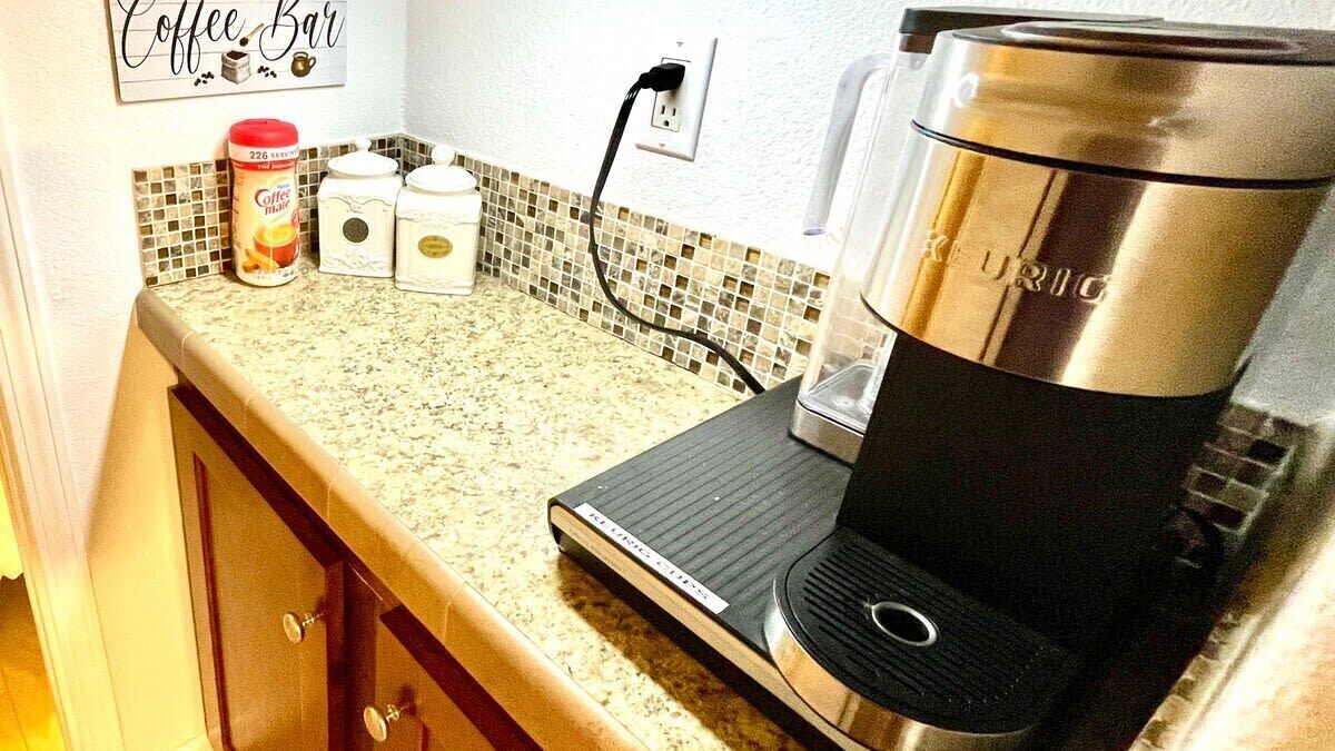 Coffee/tea maker, fridge, microwave, oven