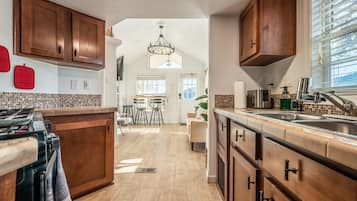 Geladeira, micro-ondas, fogão, cooktop