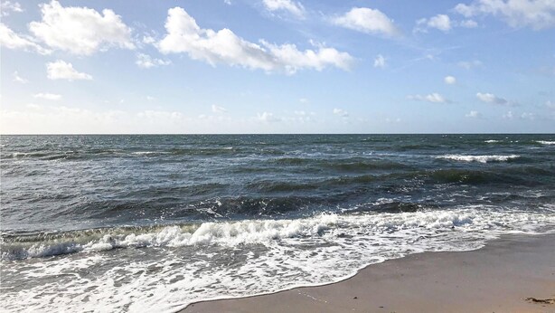 A beach with waves approaching the shore under a partly cloudy sky. - Beautiful home in Nybrostrand with WiFi (Nybrostrand)