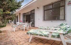 Outdoor dining - 4 bedroom pet friendly home in Palmones (Palmones)