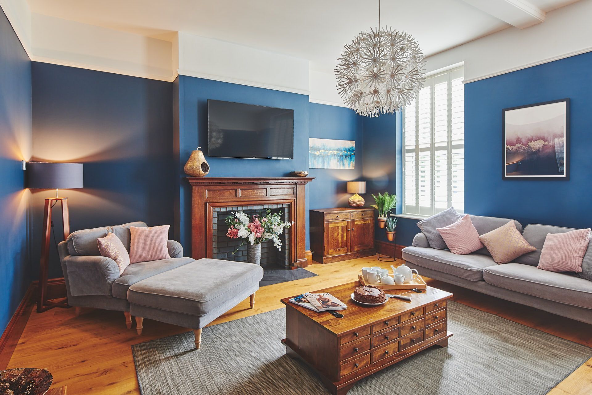 Smart TV, chimenea, videojuegos y reproductor de DVD 