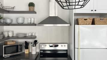 Køleskab, mikrobølgeovn, ovn, kogeplade