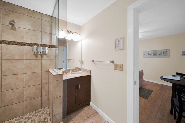 Douche, séchoir à cheveux, serviettes fournies