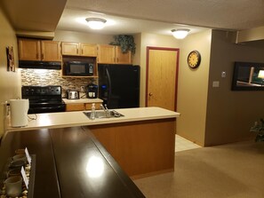 Réfrigérateur, four à micro-ondes, un four, surface de cuisson