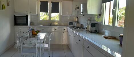 Frigorífic, microones, forn i placa de cuina