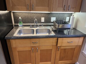 Coffee/tea maker, fridge, microwave, oven