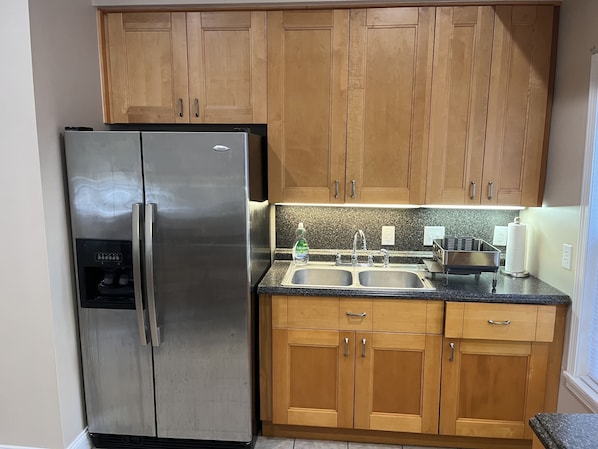 Cafetera y tetera, refrigerador, microondas y horno 