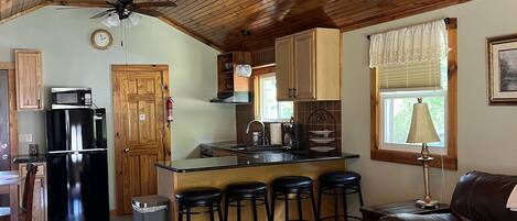 Älytelevisio, takka, DVD-soitin, kirjoja