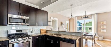 Geladeira, micro-ondas, fogão, cooktop