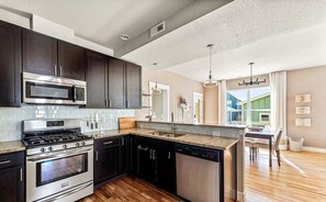 冰箱、微波炉、烤箱、炉灶