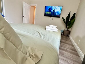 3 bedrooms, desk, iron/ironing board, travel crib