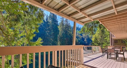 Spacious Kalama Studio w/ Riverfront Deck!