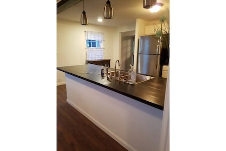 Fridge, microwave, oven, stovetop. Quiet Private Country Cottage
