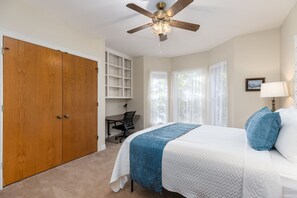 4 chambres, bureau, fer et planche à repasser, lit parapluie