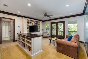 Smart TV, fireplace, DVD player, table tennis - Spacious Home w/ Private Pool (Buda)