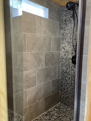 Douche, sèche-cheveux, serviettes fournies, savon
