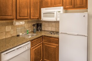 Frigorífico, microondas, placa de cocina y lavavajillas