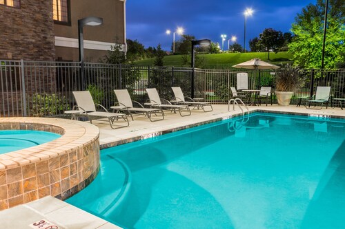 1 Bedroom | Free Breakfast. Outdoor Pool & Hot Tub