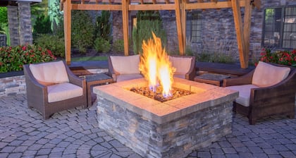 1 Bedroom | Free Breakfast. Outdoor Pool & Hot Tub
