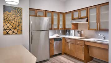 Fridge, microwave, stovetop, dishwasher